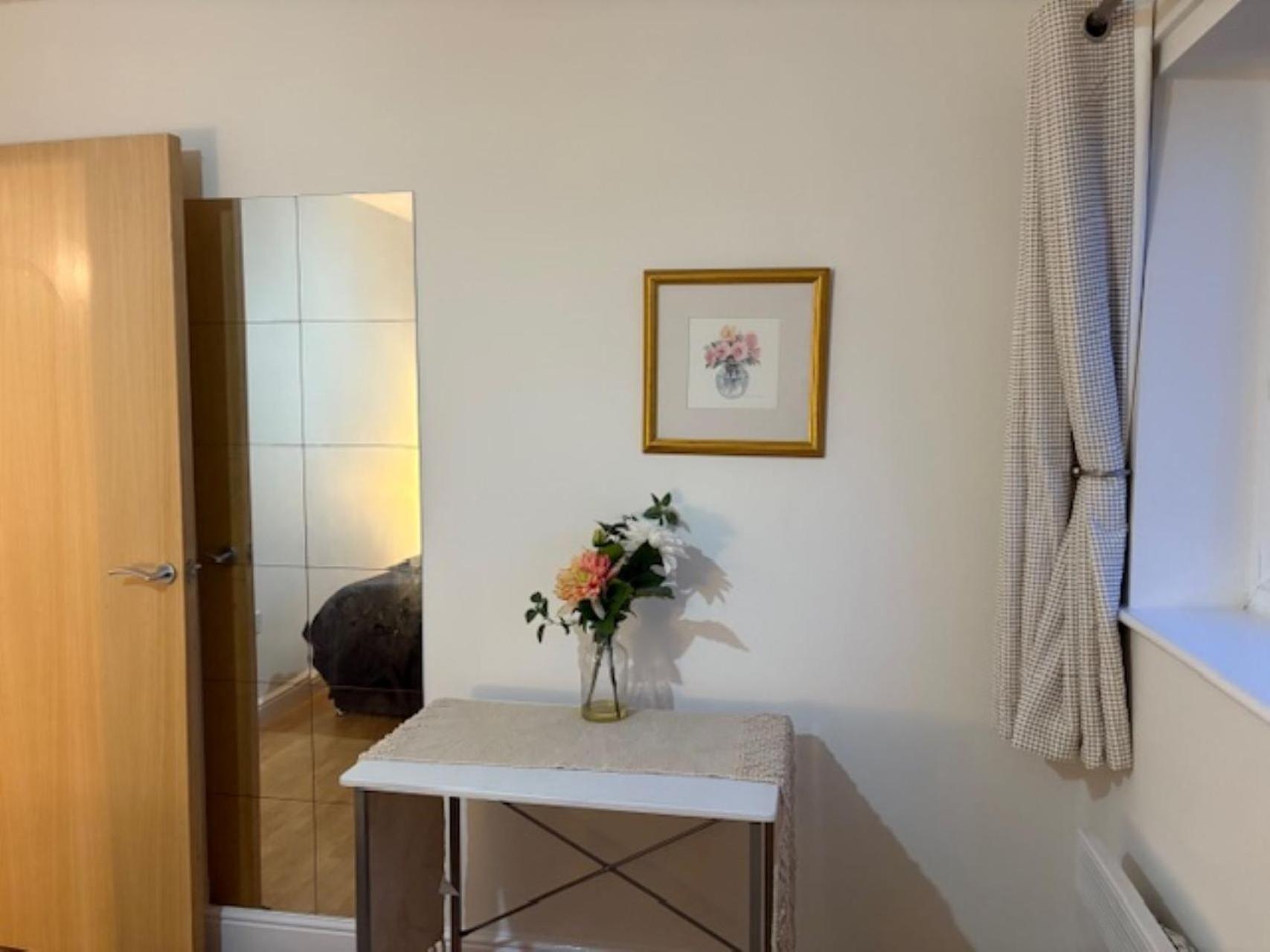 Cosy, 2 Bed Flat Parking Apartment *