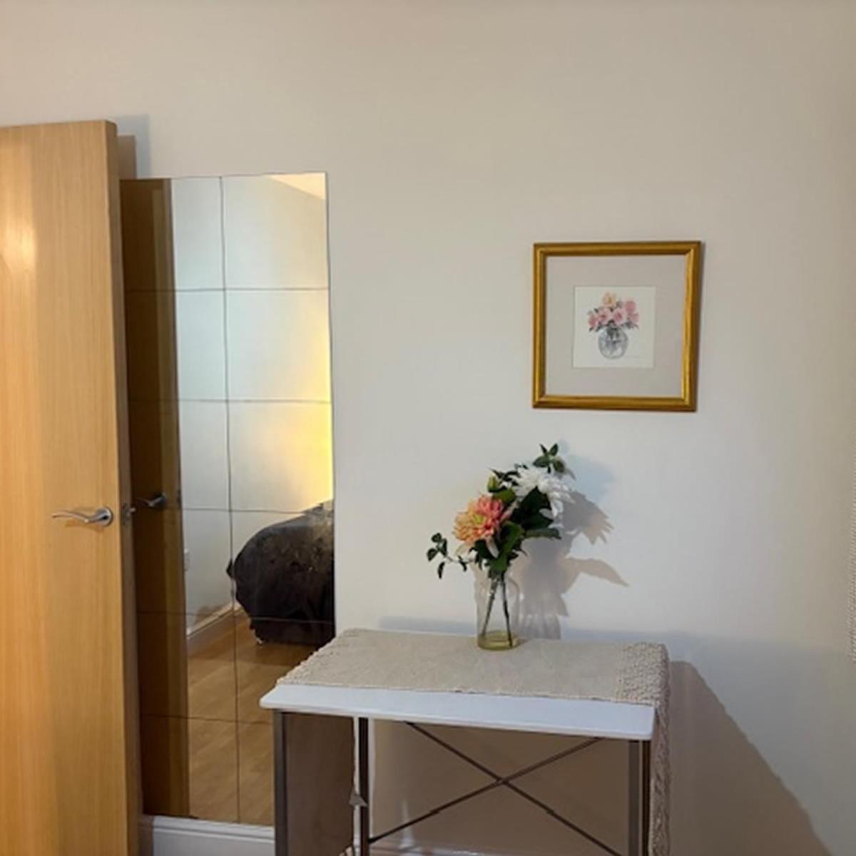 Cosy, 2 Bed Flat Parking Apartment