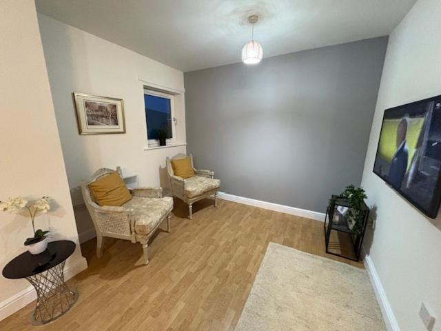 Cosy, 2 Bed Flat Parking Apartment *