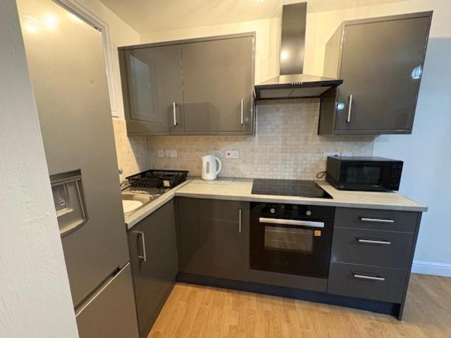 Cosy, 2 Bed Flat Parking Apartment