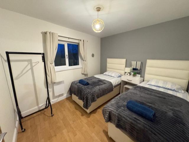 Cosy, 2 Bed Flat Parking Apartment *