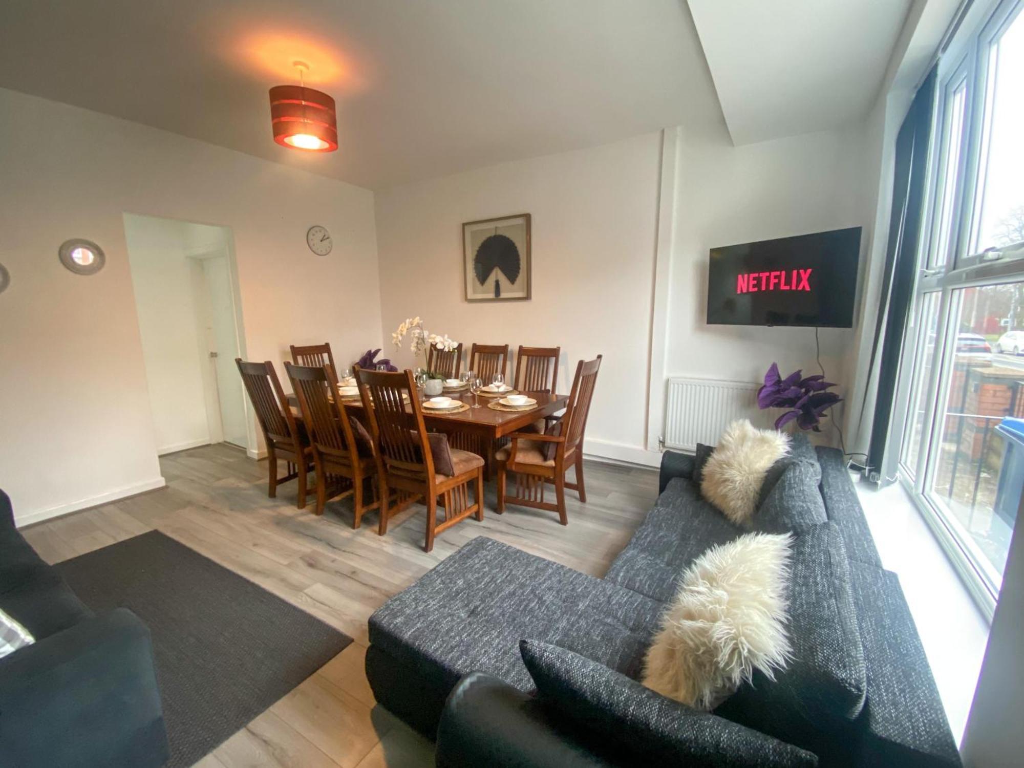 5 Bedroom Luxury Townhouse Near Centre, Sleep 16 * Manchester