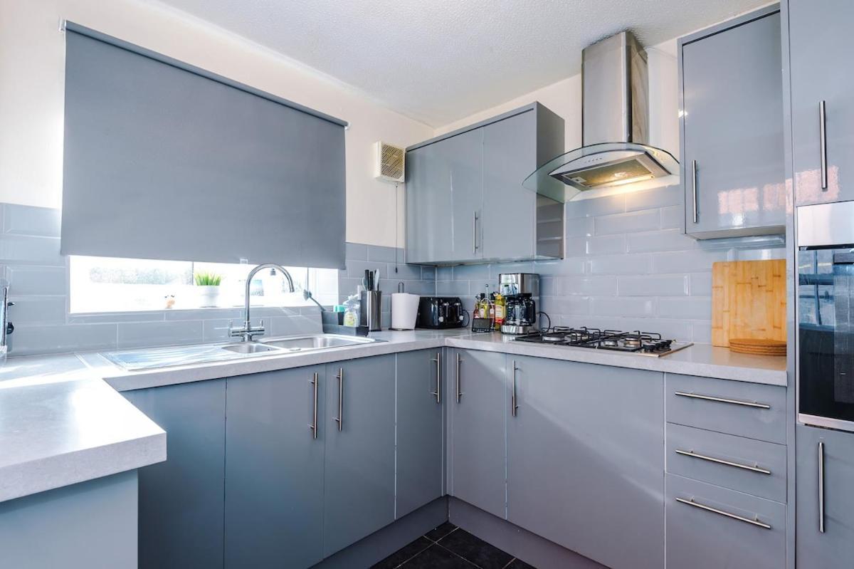 Cozy 3 Bed With Ps4 And Parking By Vista Short Lets Manchester