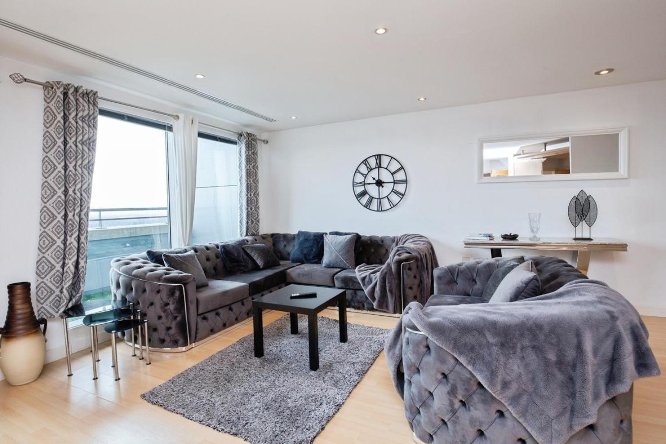 Spacious Stylish 2 Bedroom With River And Views Across United Football Club, Media Salford Quays With Free Parking Manchester