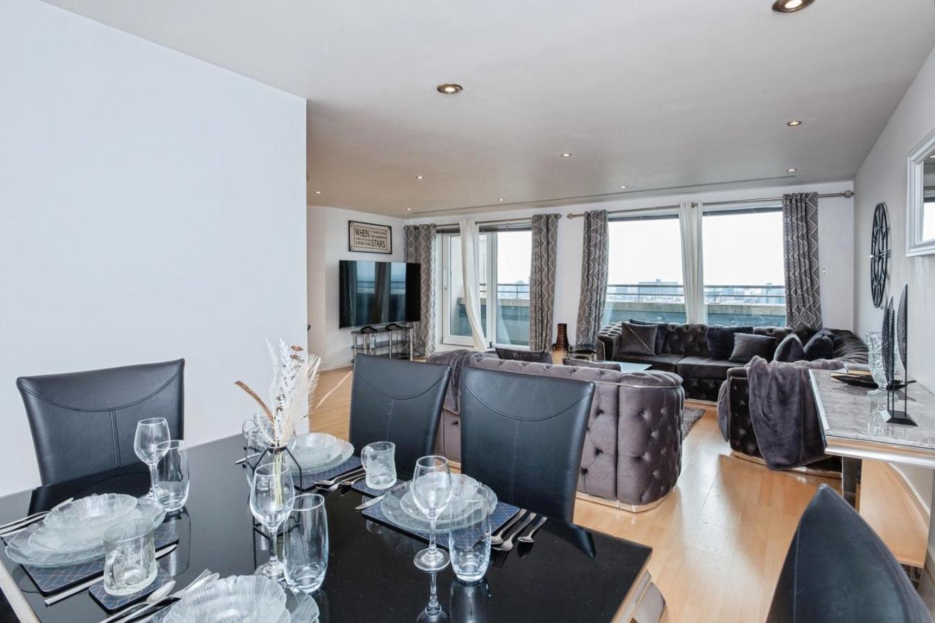 Apartment Spacious Stylish 2 Bedroom With River And Views Across United Football Club, Media Salford Quays With Free Parking *