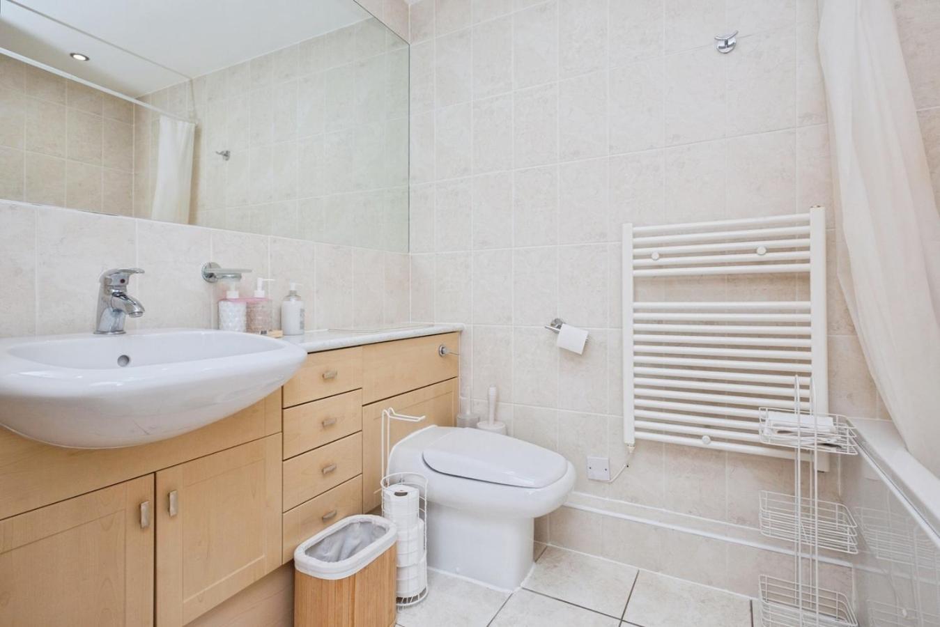 Spacious Stylish 2 Bedroom With River And Views Across United Football Club, Media Salford Quays With Free Parking Manchester