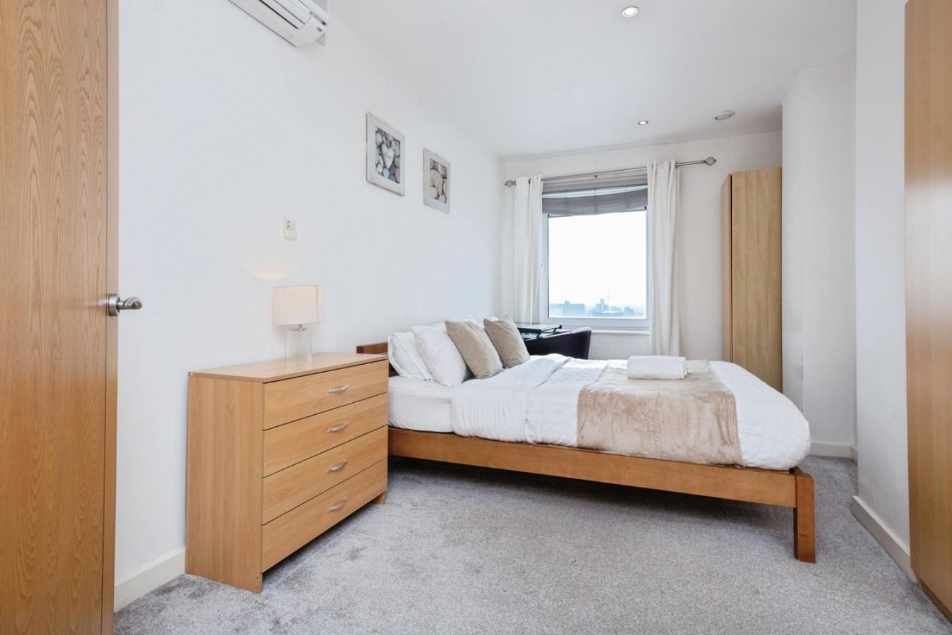 Apartment Spacious Stylish 2 Bedroom With River And Views Across United Football Club, Media Salford Quays With Free Parking