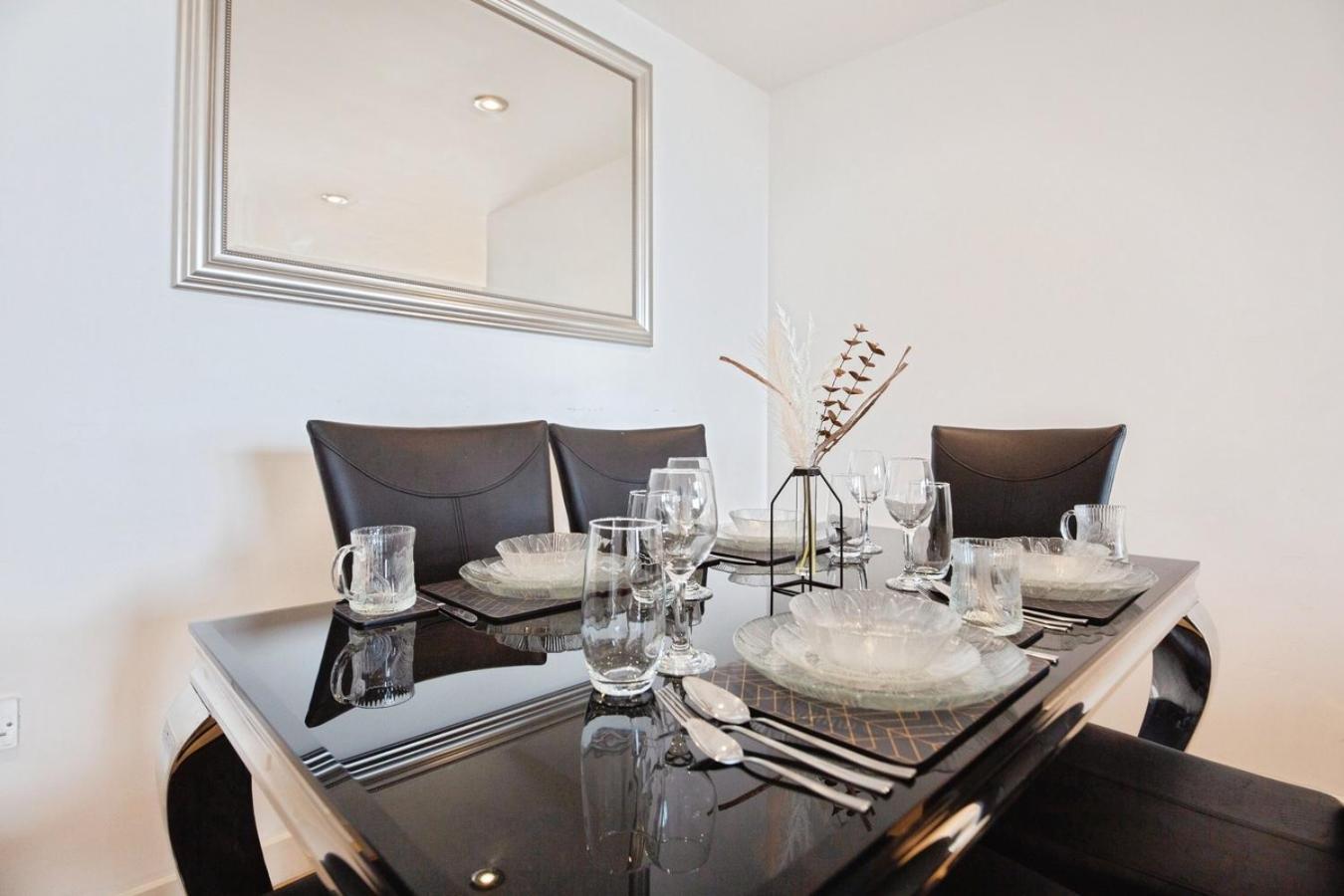 Spacious Stylish 2 Bedroom With River And Views Across United Football Club, Media Salford Quays With Free Parking Apartment Manchester