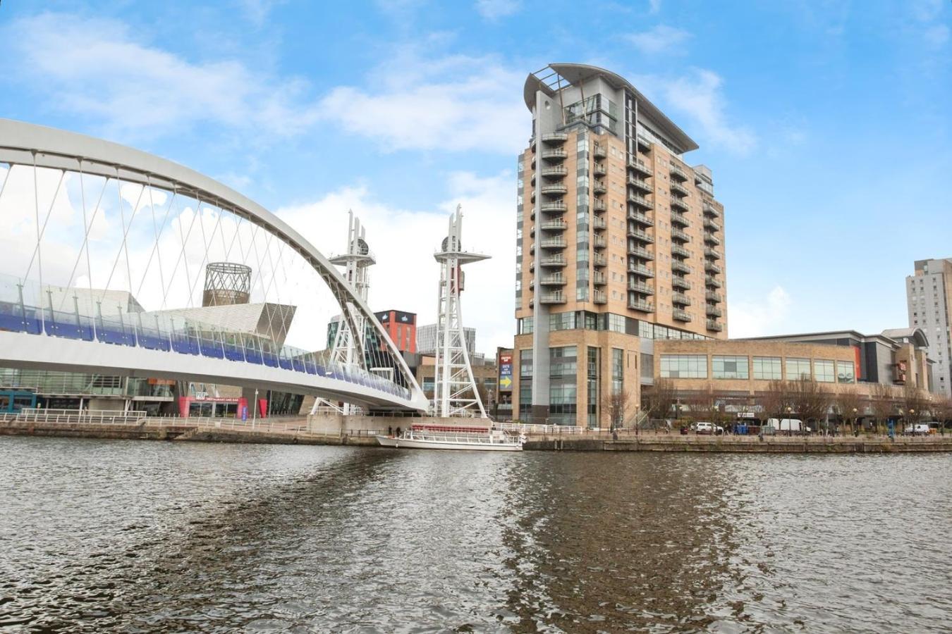 Apartment Spacious Stylish 2 Bedroom With River And Views Across United Football Club, Media Salford Quays With Free Parking Manchester