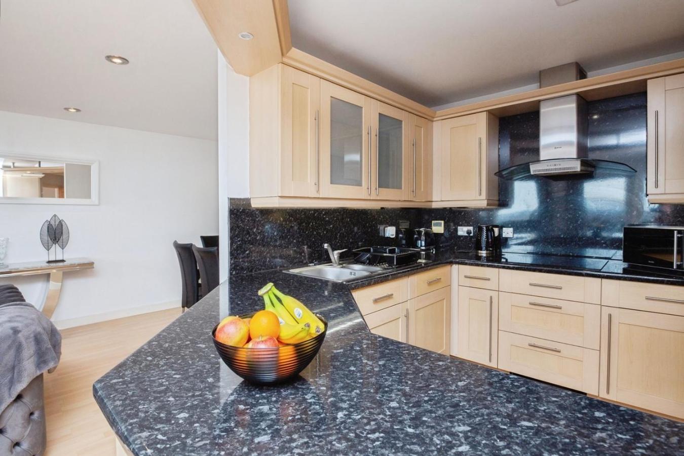 Spacious Stylish 2 Bedroom With River And Views Across United Football Club, Media Salford Quays With Free Parking *