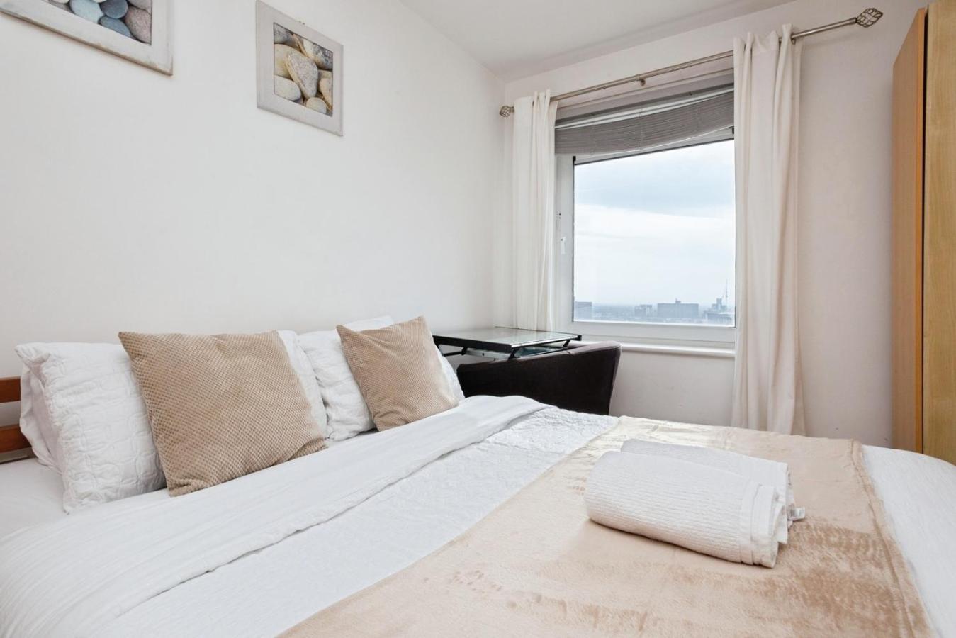 Spacious Stylish 2 Bedroom With River And Views Across United Football Club, Media Salford Quays With Free Parking