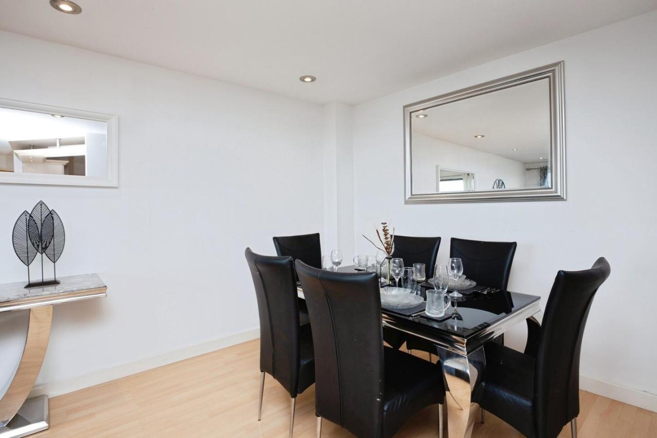 Spacious Stylish 2 Bedroom With River And Views Across United Football Club, Media Salford Quays With Free Parking Apartment