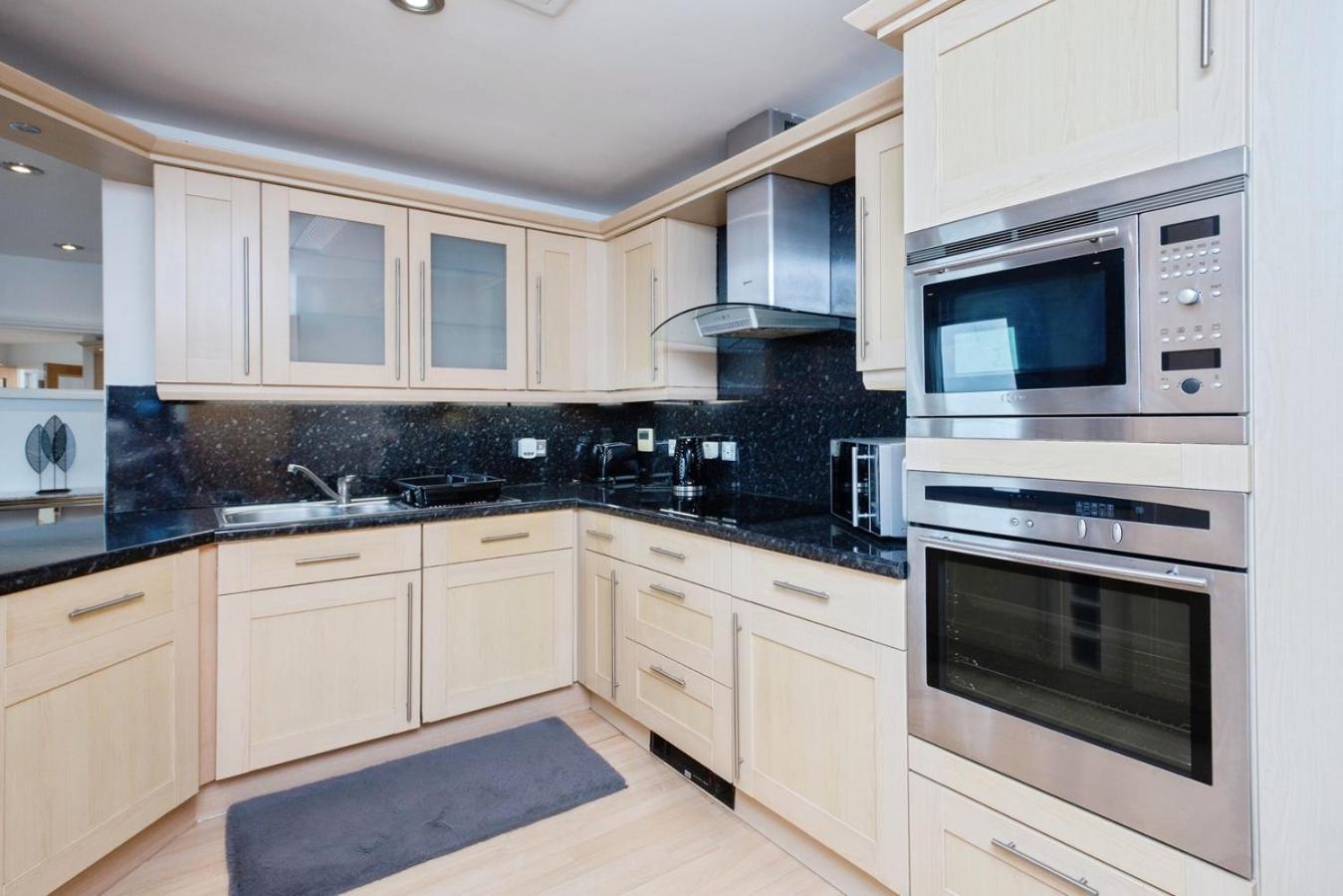 Apartment Spacious Stylish 2 Bedroom With River And Views Across United Football Club, Media Salford Quays With Free Parking