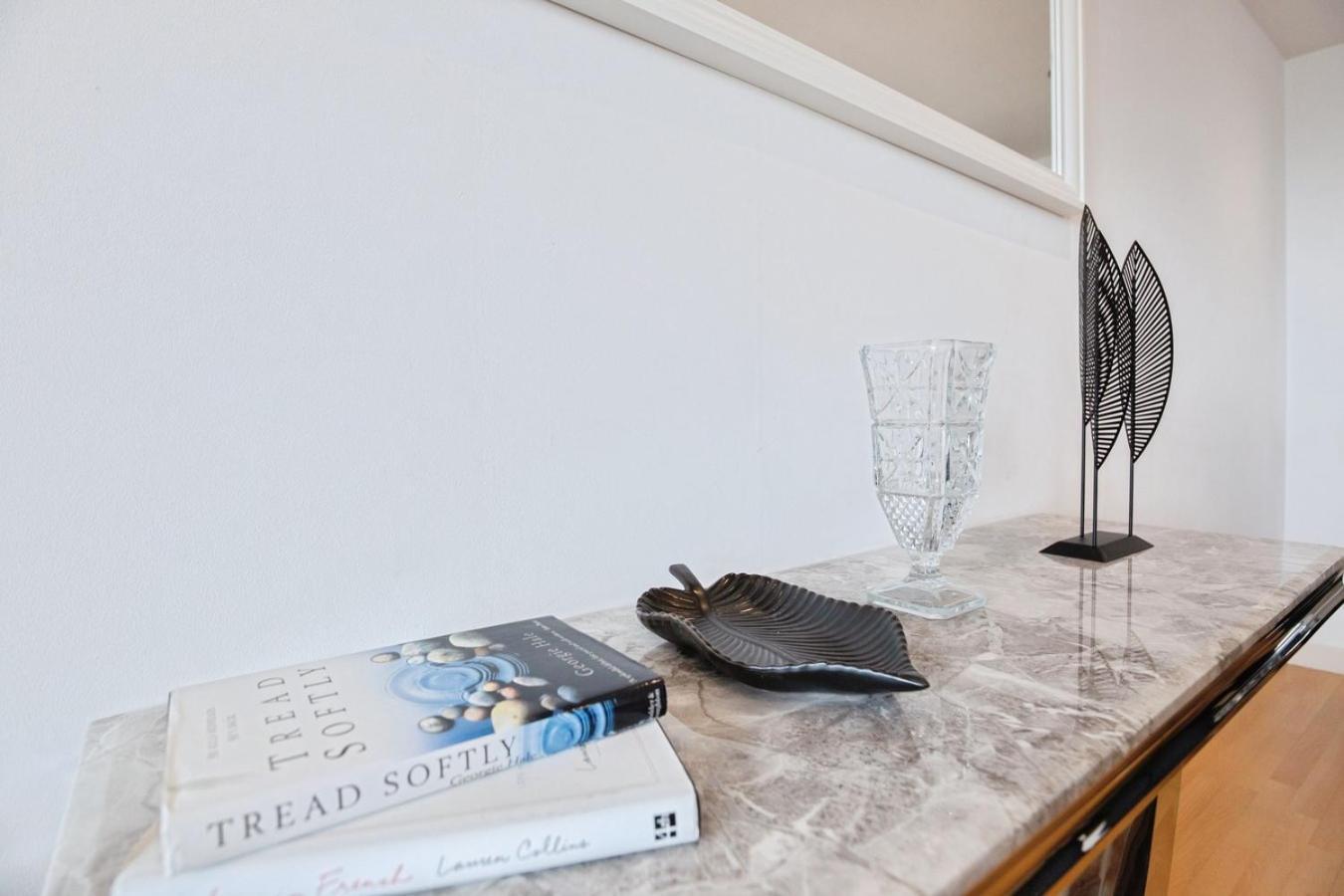 Spacious Stylish 2 Bedroom With River And Views Across United Football Club, Media Salford Quays With Free Parking Apartment *