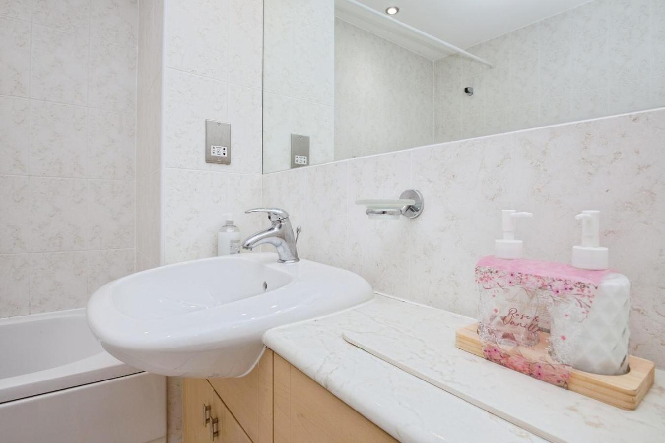Apartment Spacious Stylish 2 Bedroom With River And Views Across United Football Club, Media Salford Quays With Free Parking *