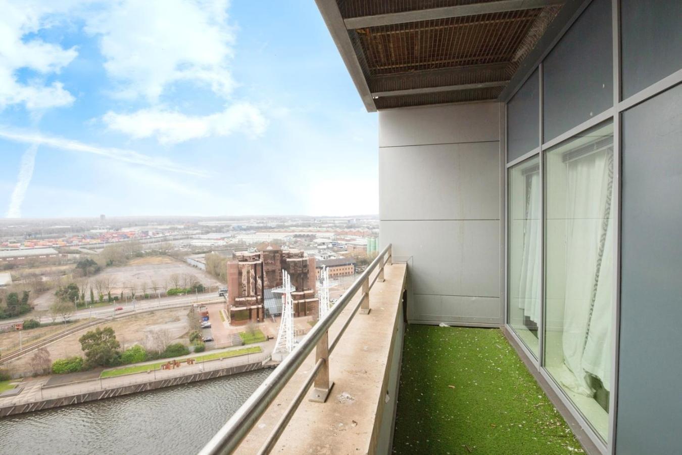 Spacious Stylish 2 Bedroom With River And Views Across United Football Club, Media Salford Quays With Free Parking Apartment Manchester
