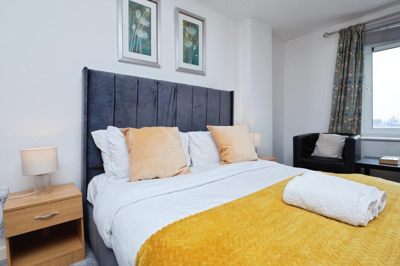 Apartment Spacious Stylish 2 Bedroom With River And Views Across United Football Club, Media Salford Quays With Free Parking Manchester
