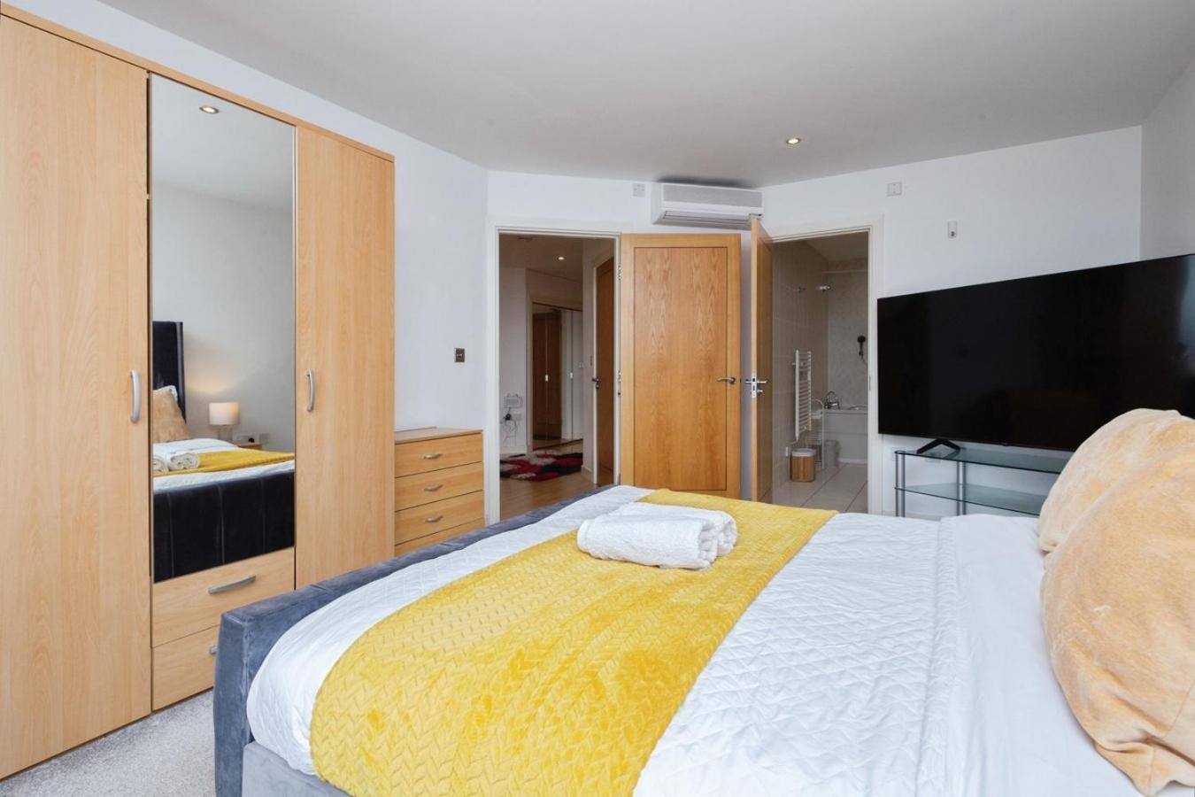 Spacious Stylish 2 Bedroom With River And Views Across United Football Club, Media Salford Quays With Free Parking *
