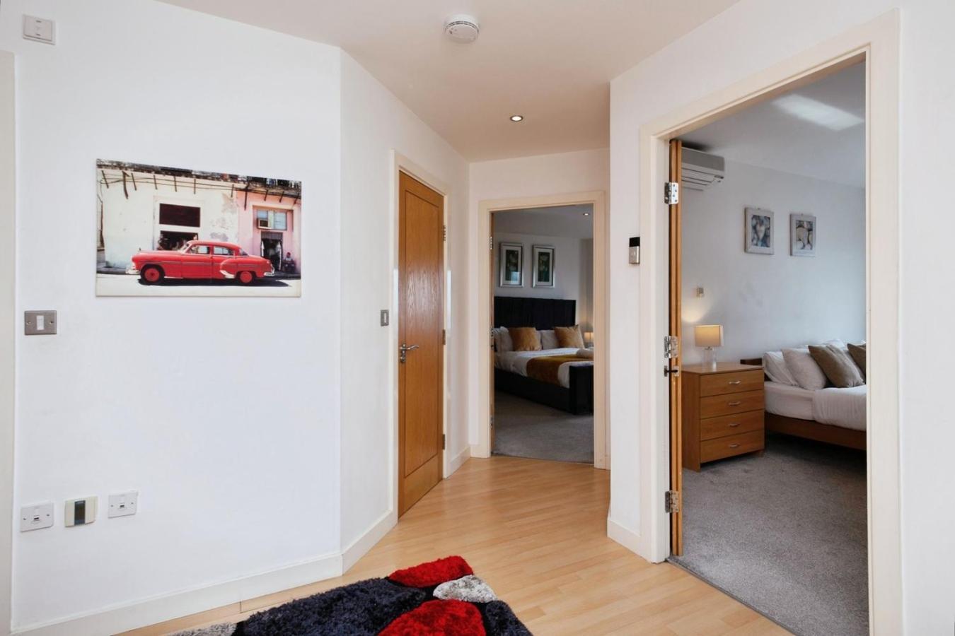 Spacious Stylish 2 Bedroom With River And Views Across United Football Club, Media Salford Quays With Free Parking Manchester