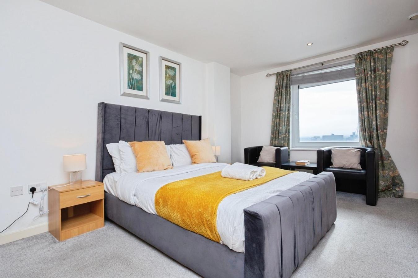 Apartment Spacious Stylish 2 Bedroom With River And Views Across United Football Club, Media Salford Quays With Free Parking