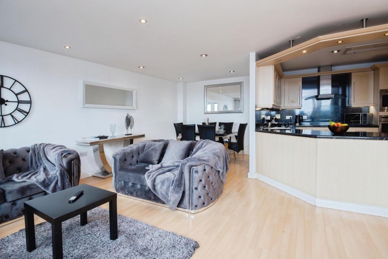Spacious Stylish 2 Bedroom With River And Views Across United Football Club, Media Salford Quays With Free Parking Apartment *