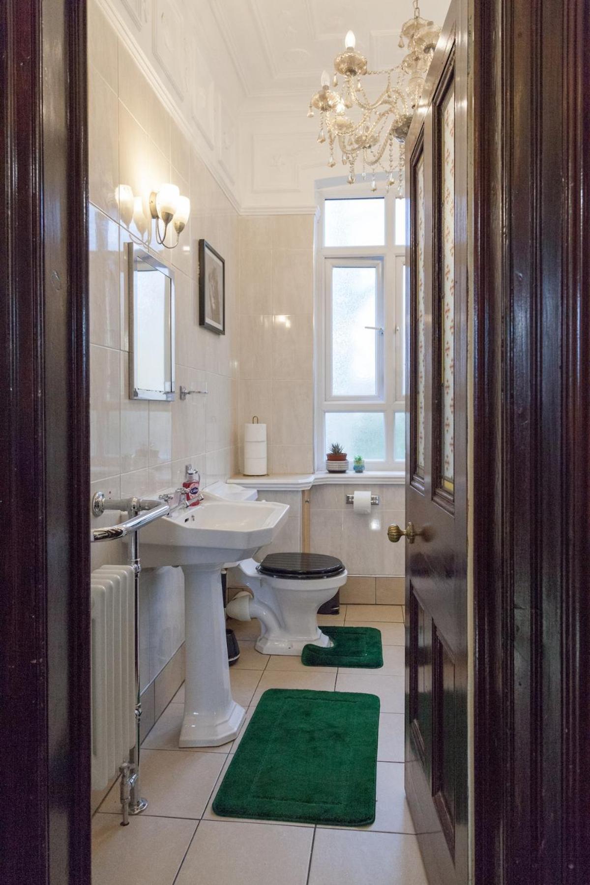 The Turquoise Double In A 6 Bedroom Victorian House Apartment