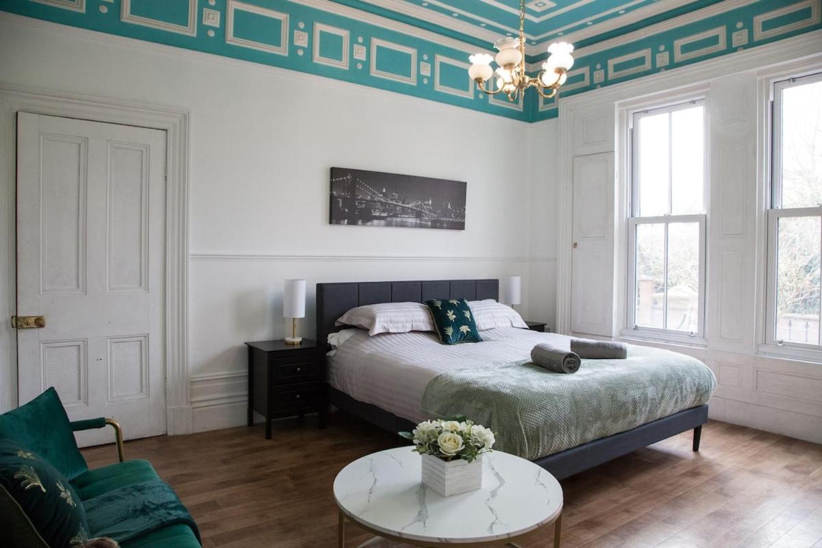 The Turquoise Double In A 6 Bedroom Victorian House Apartment