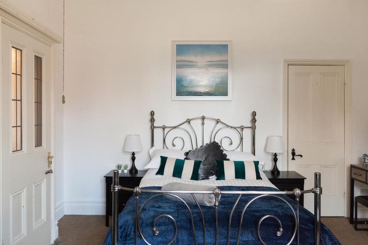 The Blue Duo In A 6 Bedroom Victorian Shared House Manchester