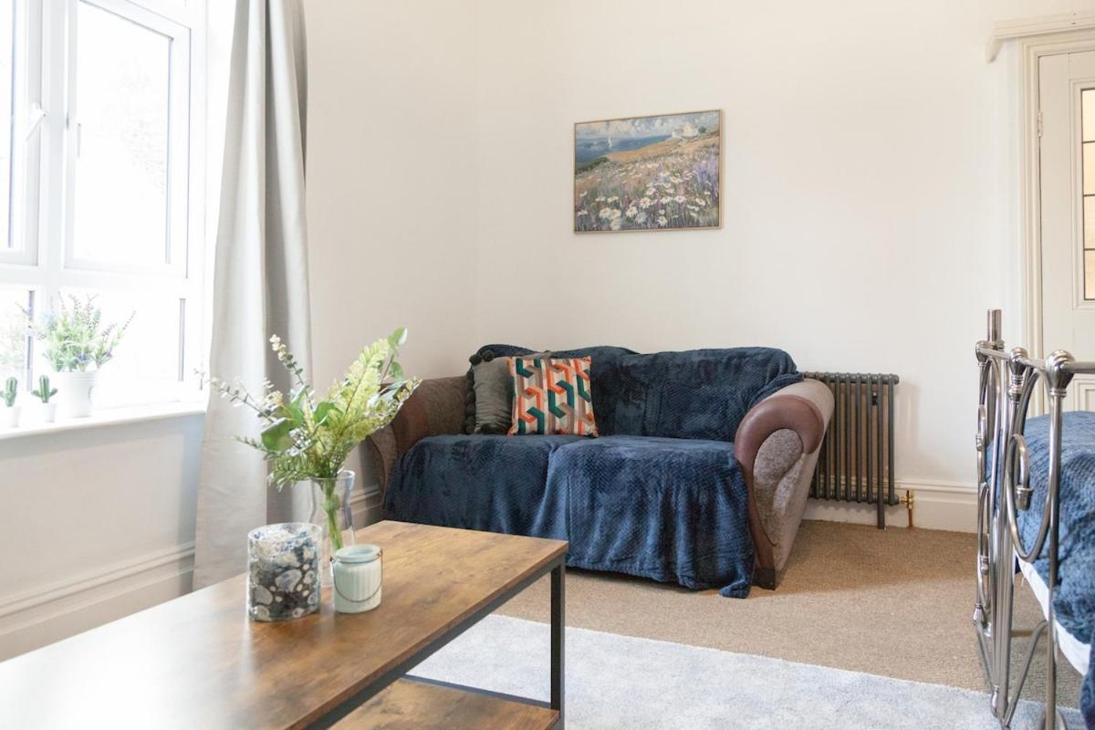 The Blue Duo In A 6 Bedroom Victorian Shared House Apartment *