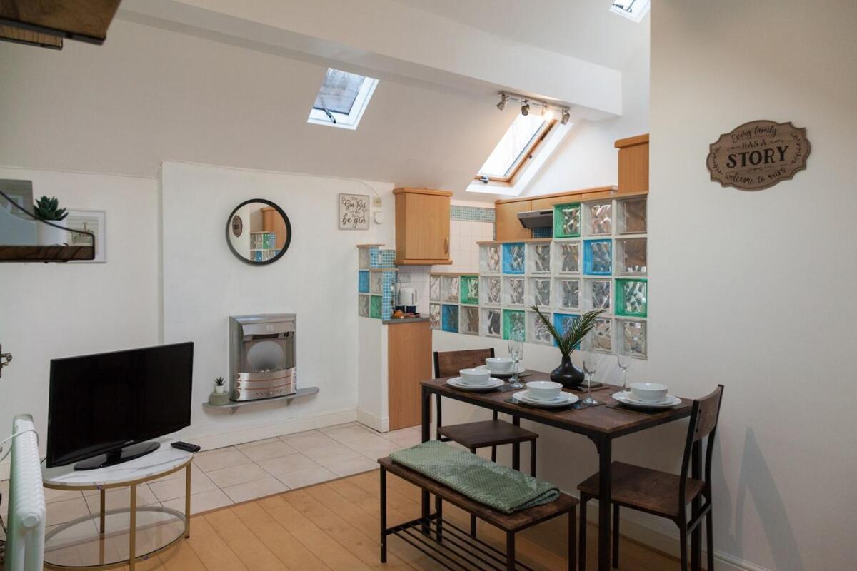 The Turquoise Double In A 6 Bedroom Victorian House Apartment Manchester