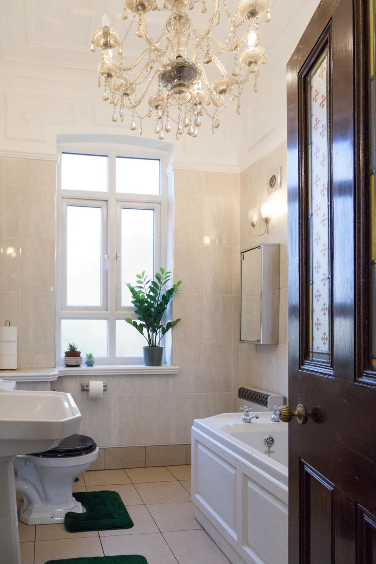 The Turquoise Double In A 6 Bedroom Victorian House Apartment
