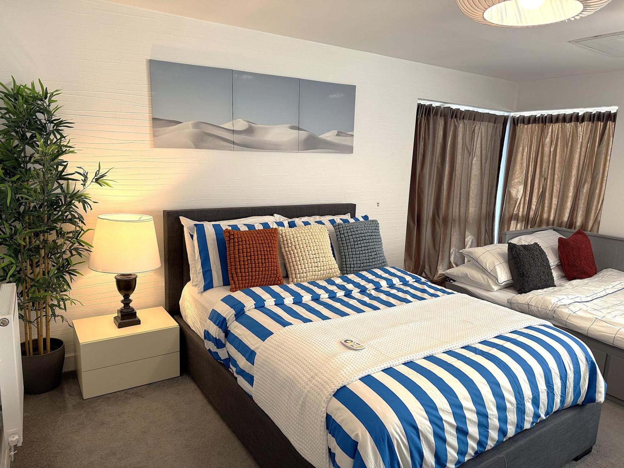 Luxury - Pick A - Free Parking & Kitchen Access, Near Etihad Stadium, The Coop Live & Piccadilly Station, Homestay