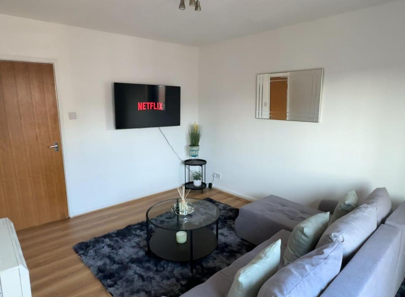 Stylish 3 Bed Flat Near Centre With Parking Apartment *