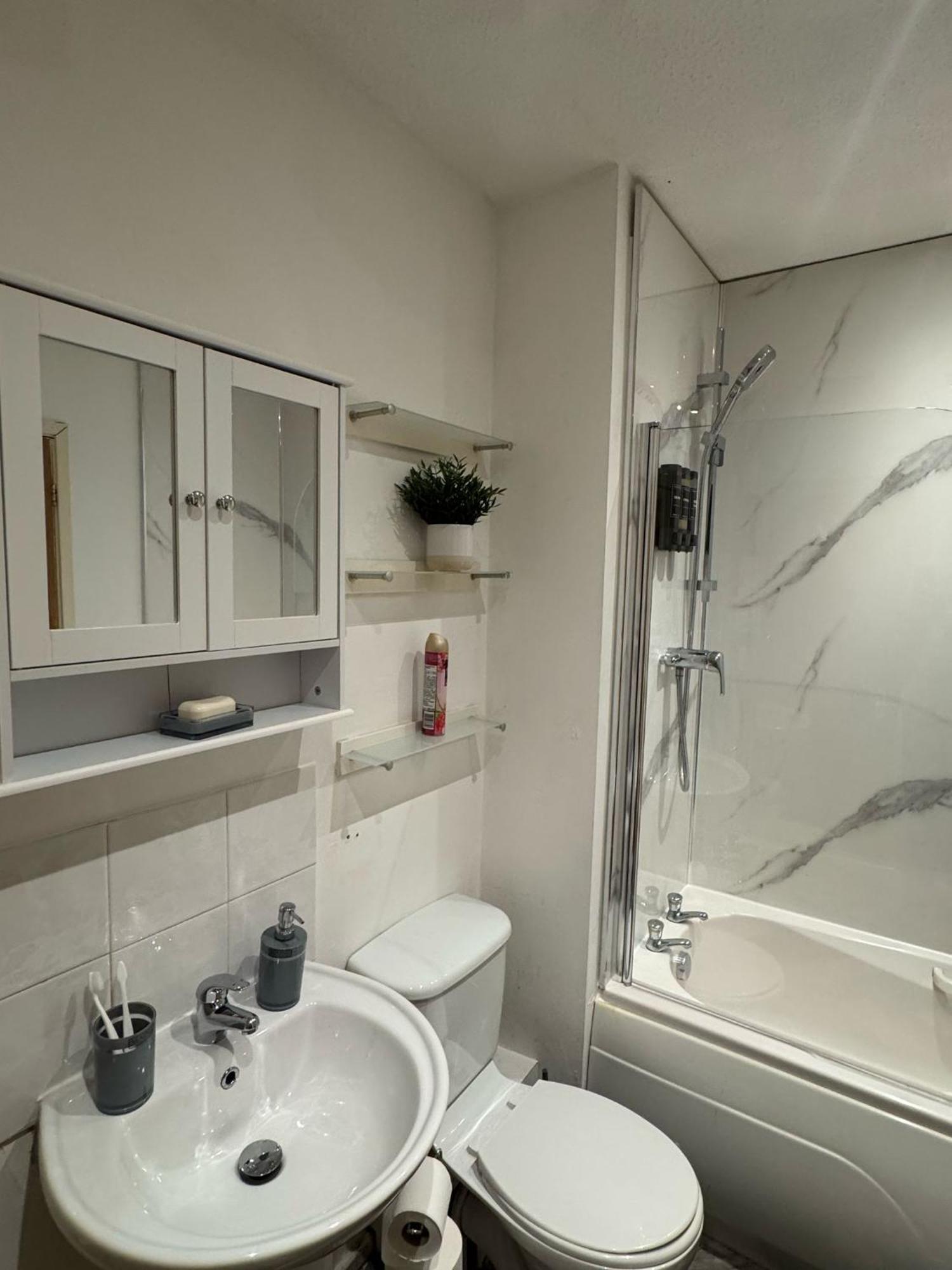 Stylish 3 Bed Flat Near Centre With Parking Apartment Manchester