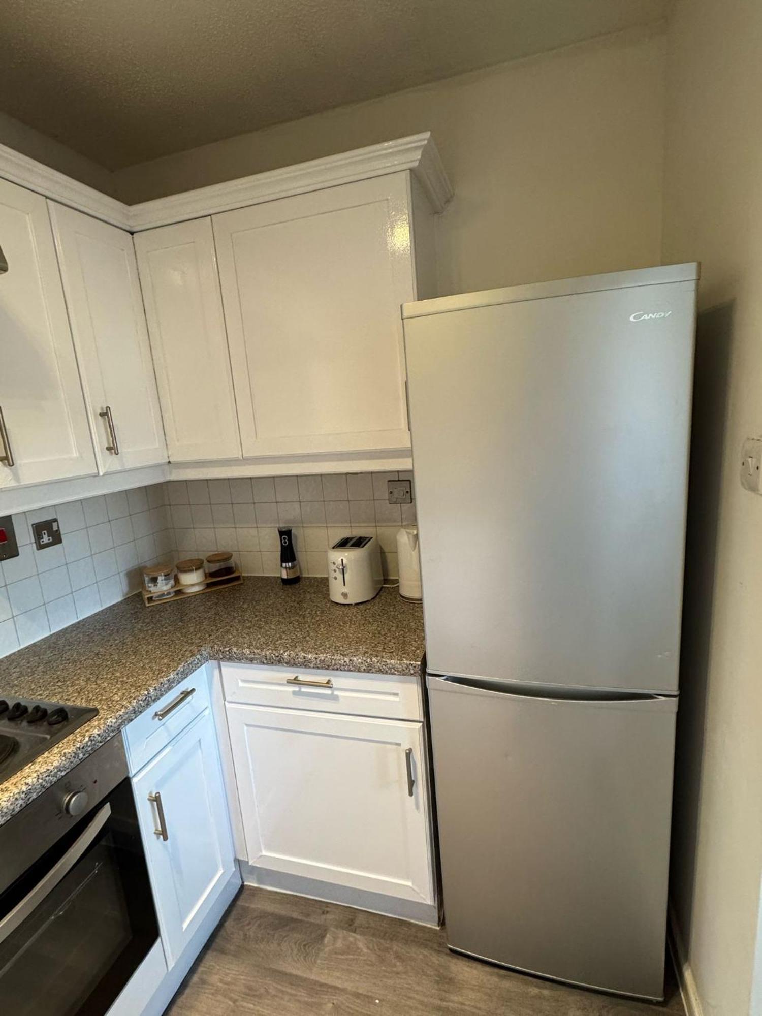 Stylish 3 Bed Flat Near Centre With Parking *