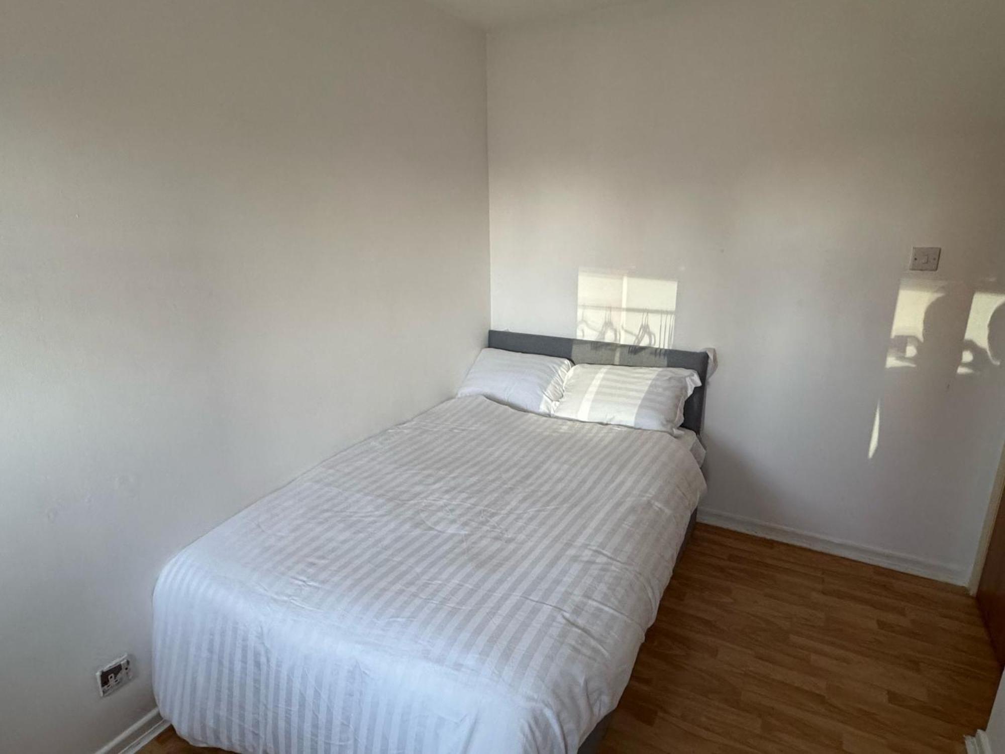 Stylish 3 Bed Flat Near Centre With Parking Apartment