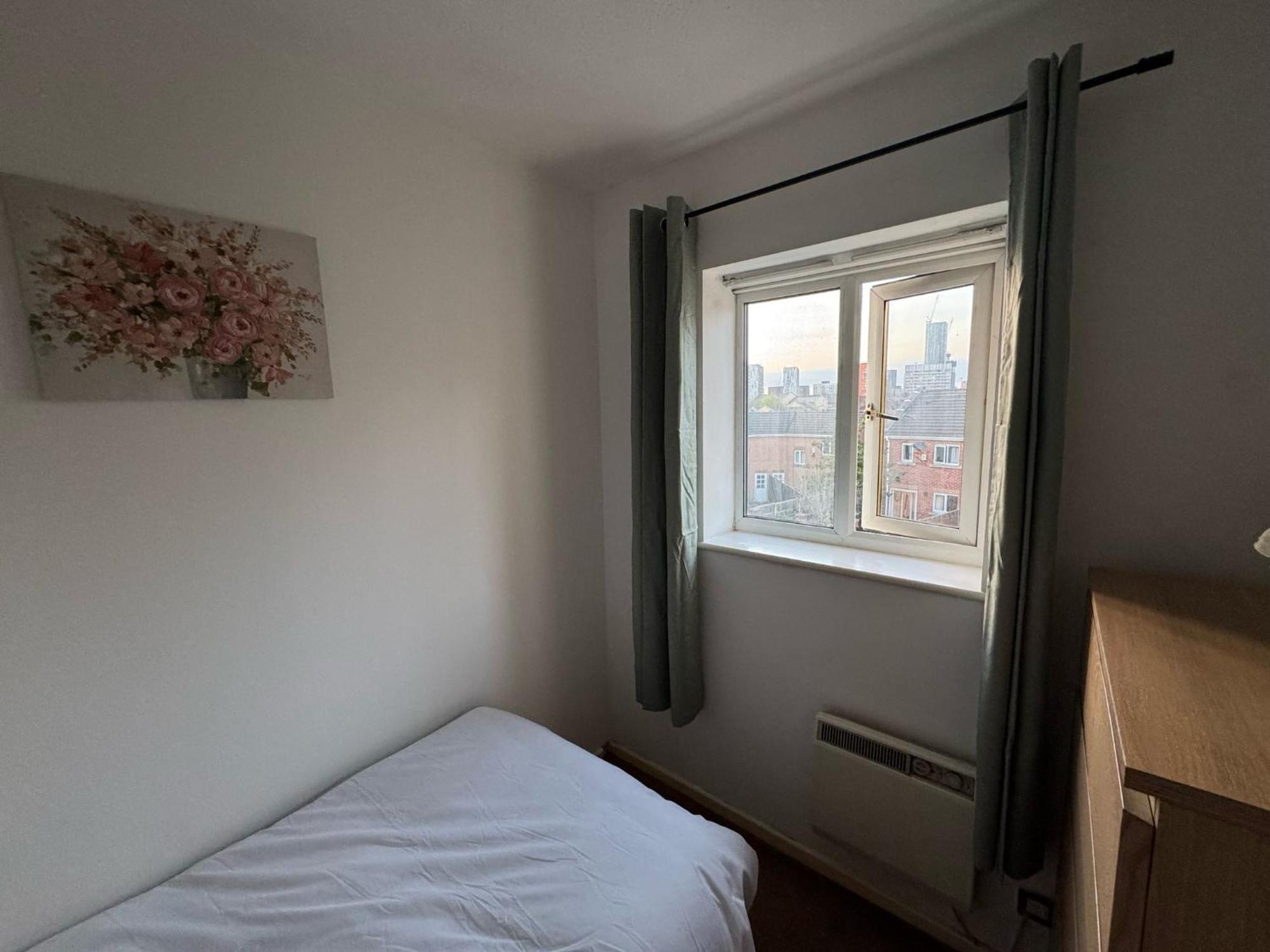 Apartment Stylish 3 Bed Flat Near Centre With Parking *