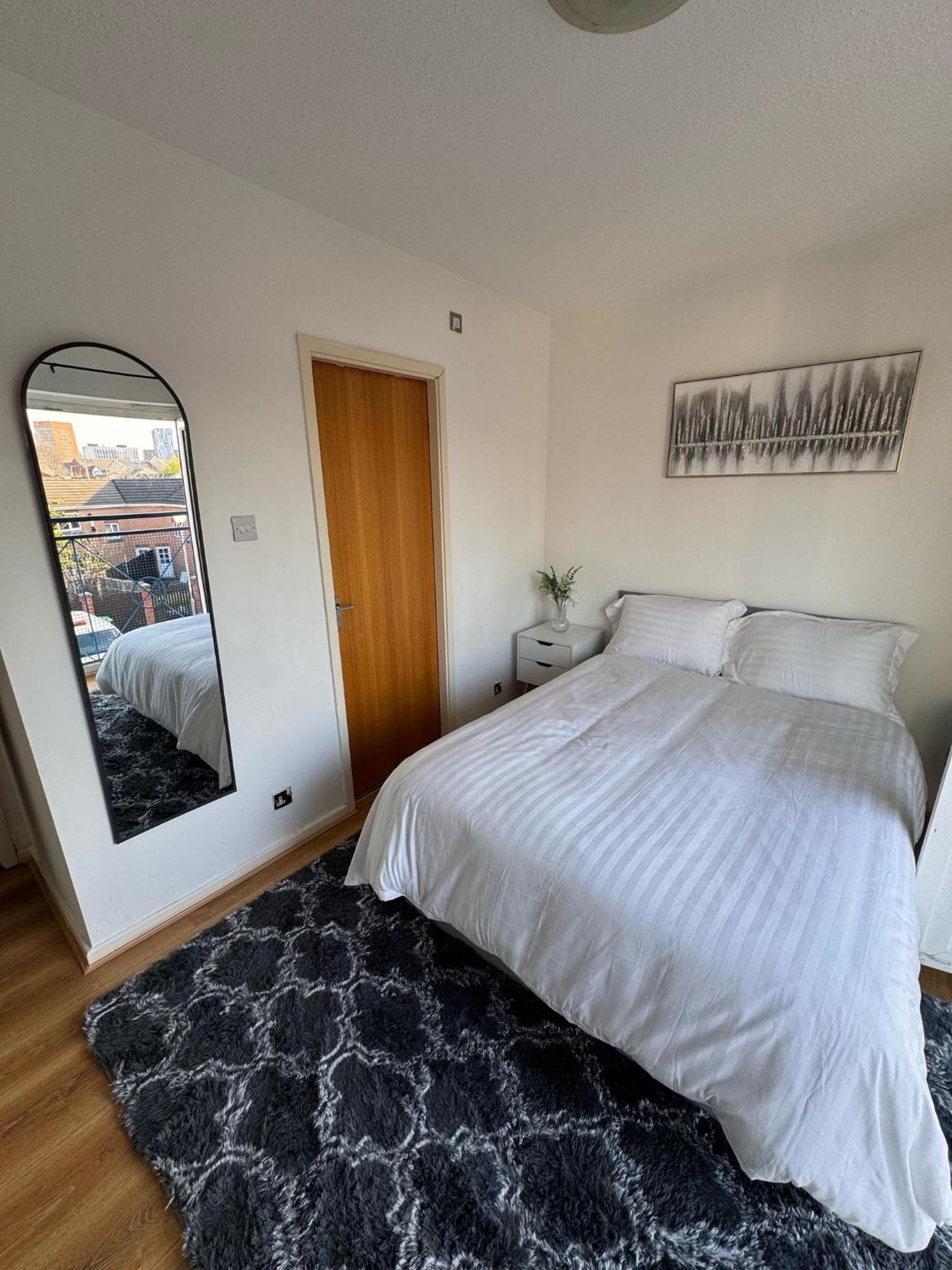 Stylish 3 Bed Flat Near Centre With Parking *