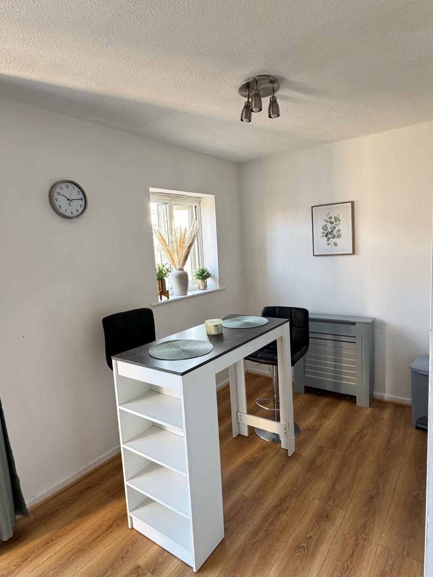 Stylish 3 Bed Flat Near Centre With Parking Manchester