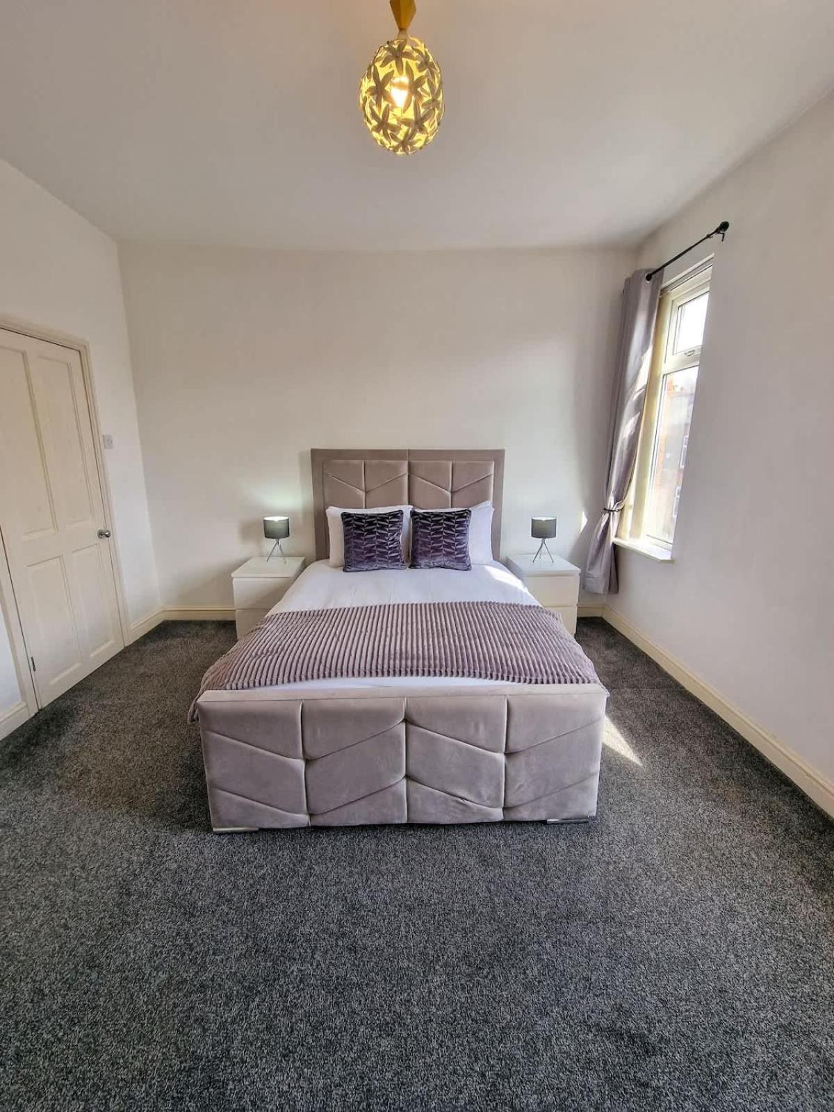 Salford Sleeps 10 By Superhost *