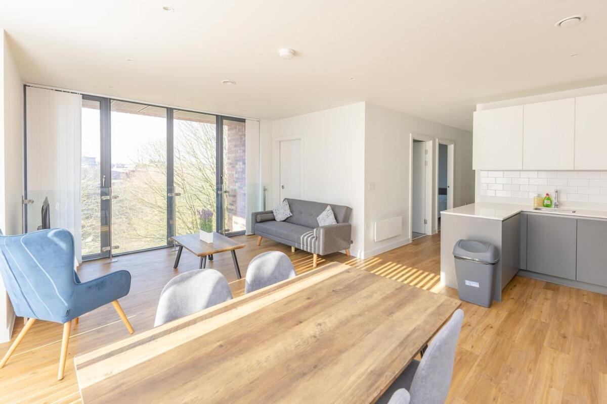 Park View 3 Bed Ensuite Apartment Only 5 Min Walk To Arndale Apartment *