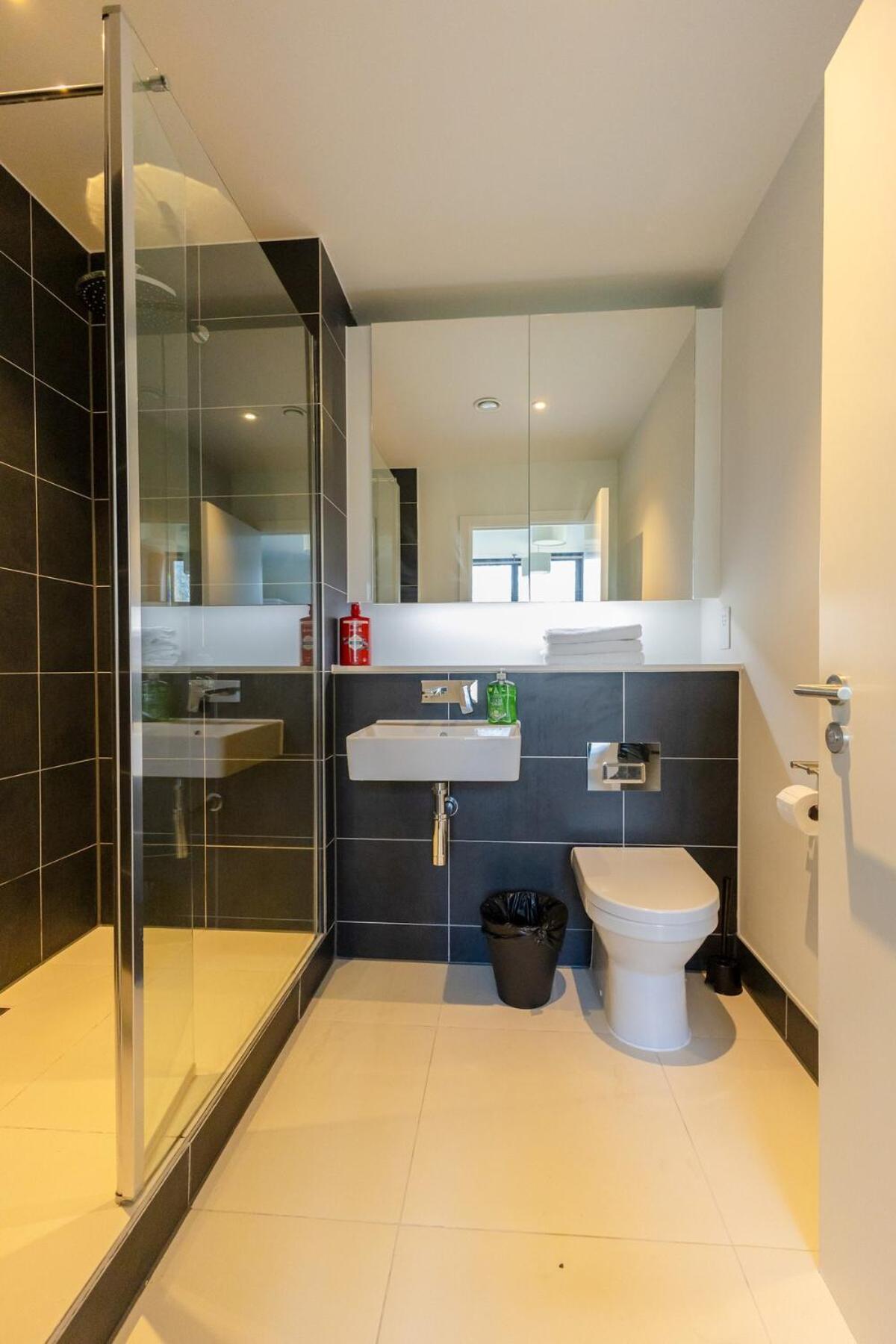 Park View 3 Bed Ensuite Apartment Only 5 Min Walk To Arndale Apartment *