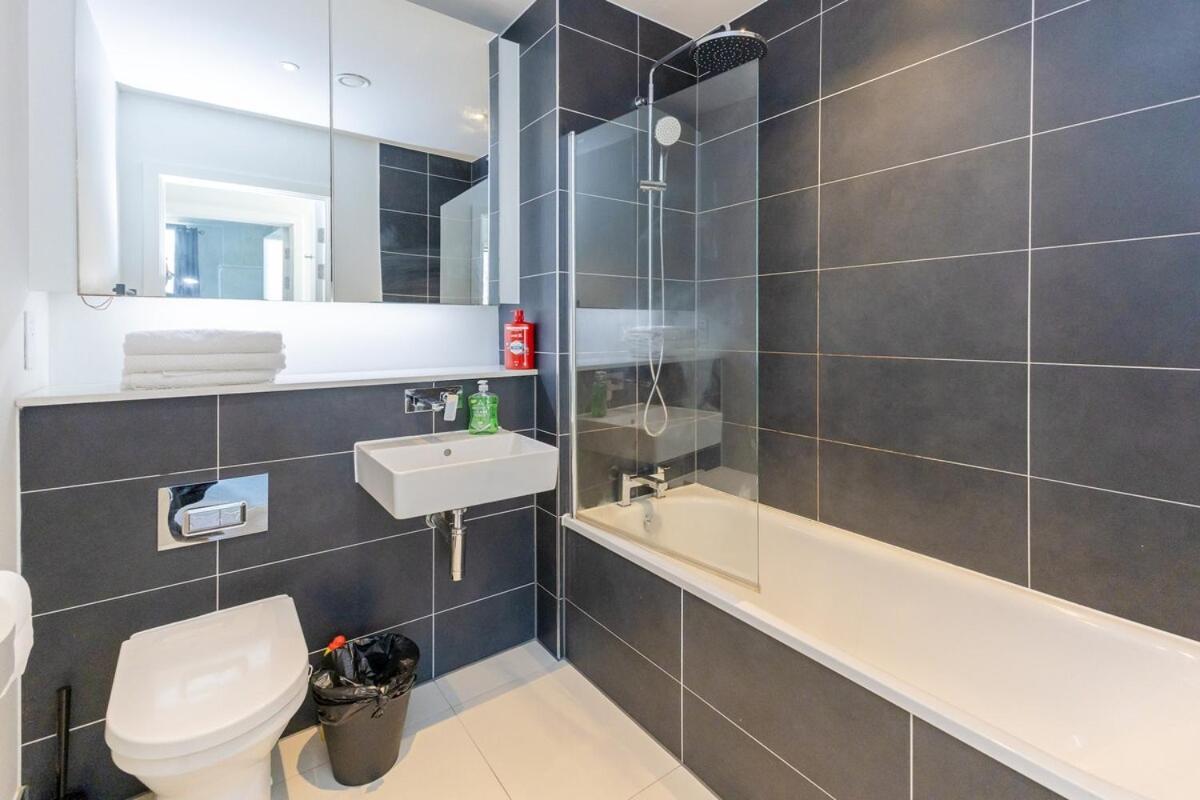 Park View 3 Bed Ensuite Apartment Only 5 Min Walk To Arndale Apartment *