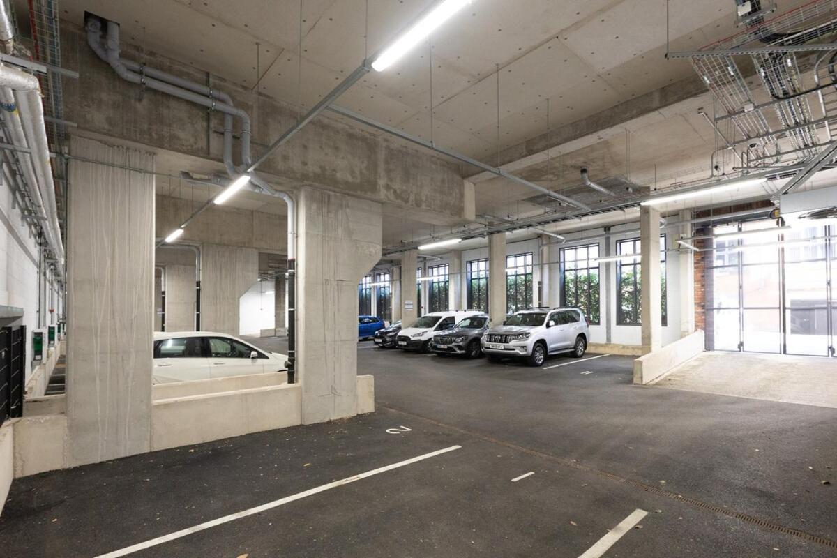 Park View 3 Bed Ensuite Apartment Only 5 Min Walk To Arndale Apartment *