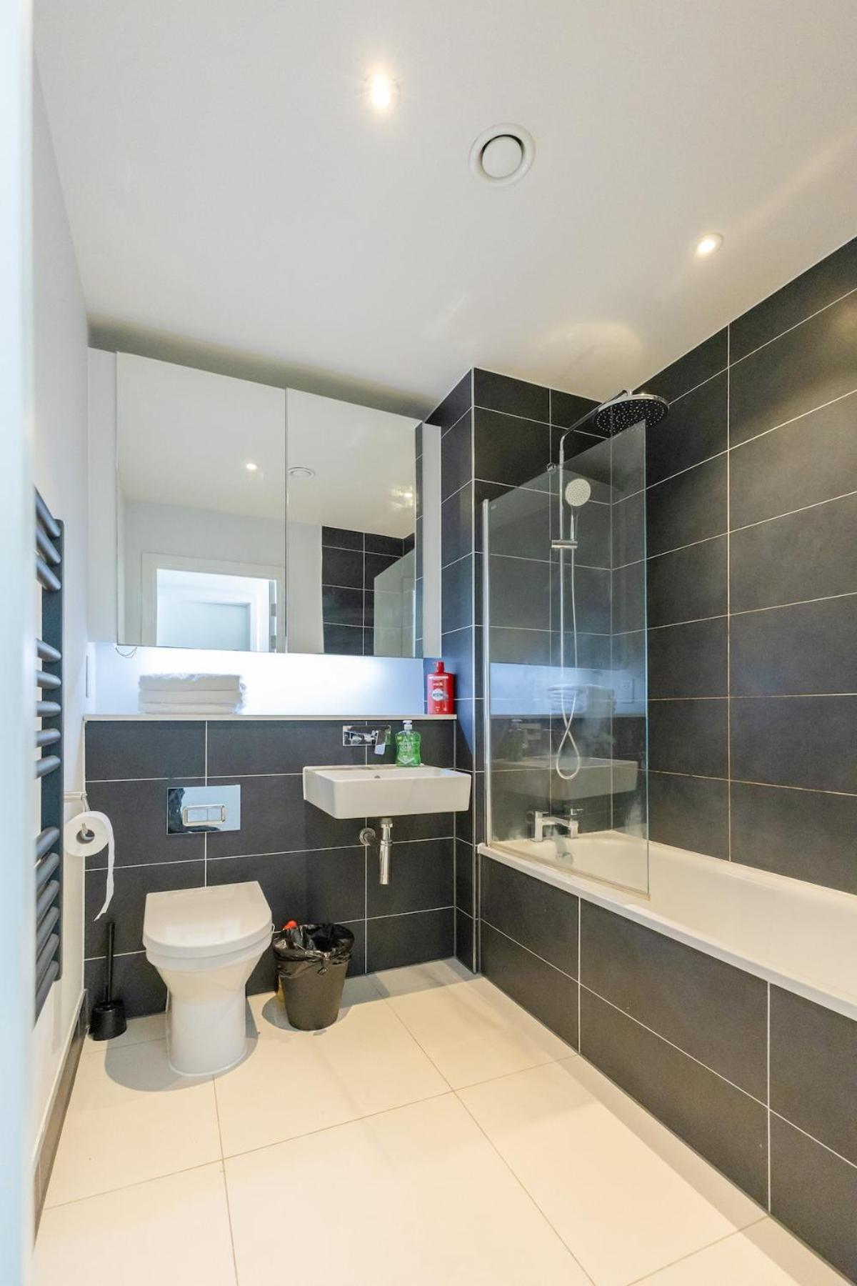Park View 3 Bed Ensuite Apartment Only 5 Min Walk To Arndale Apartment