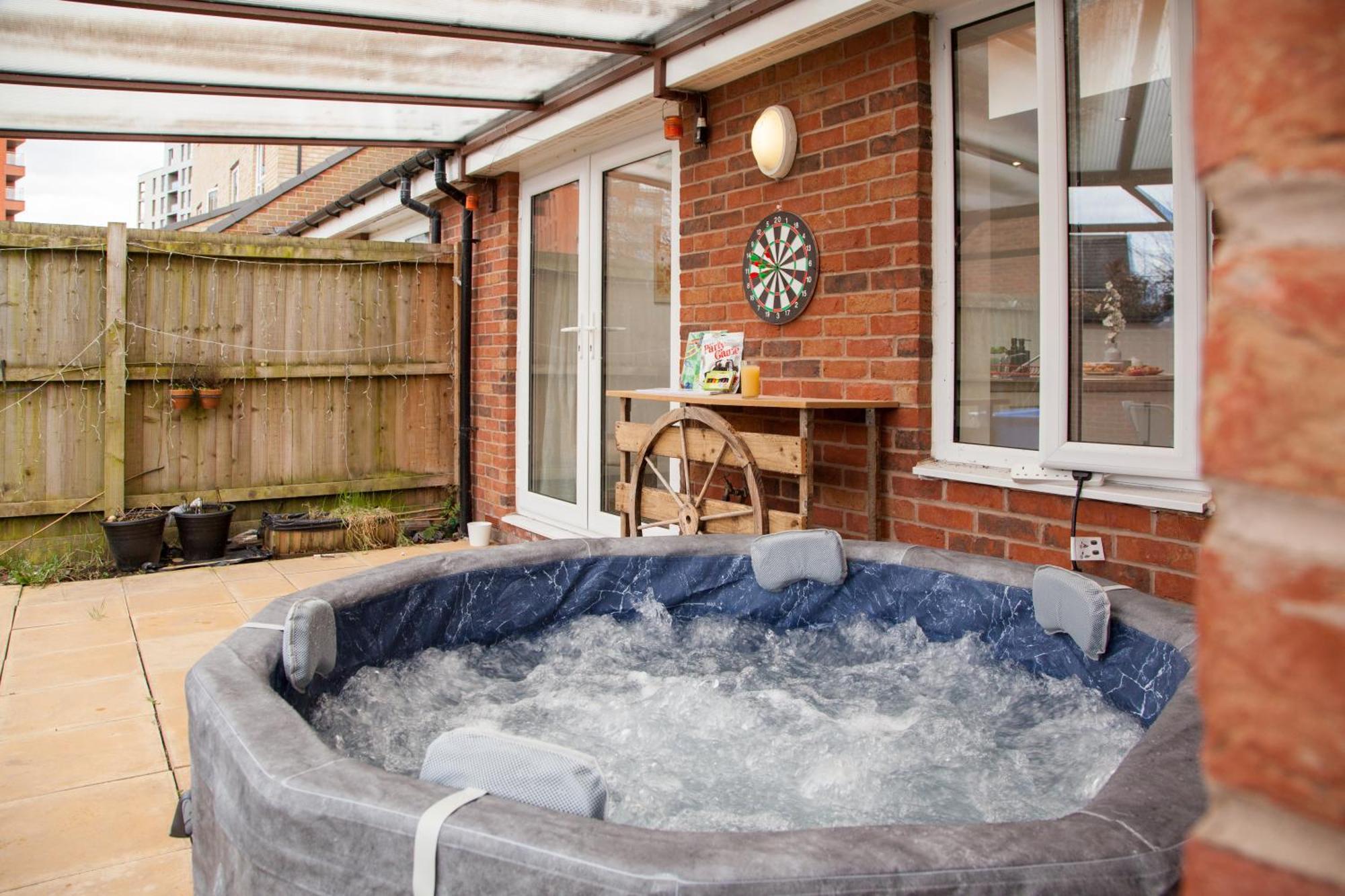 Luxe Stays-sleeps 9-hot Tub-pool * Manchester