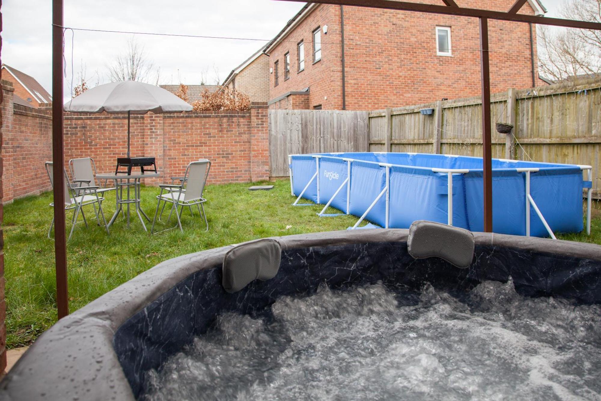 Holiday home Luxe Stays-sleeps 9-hot Tub-pool