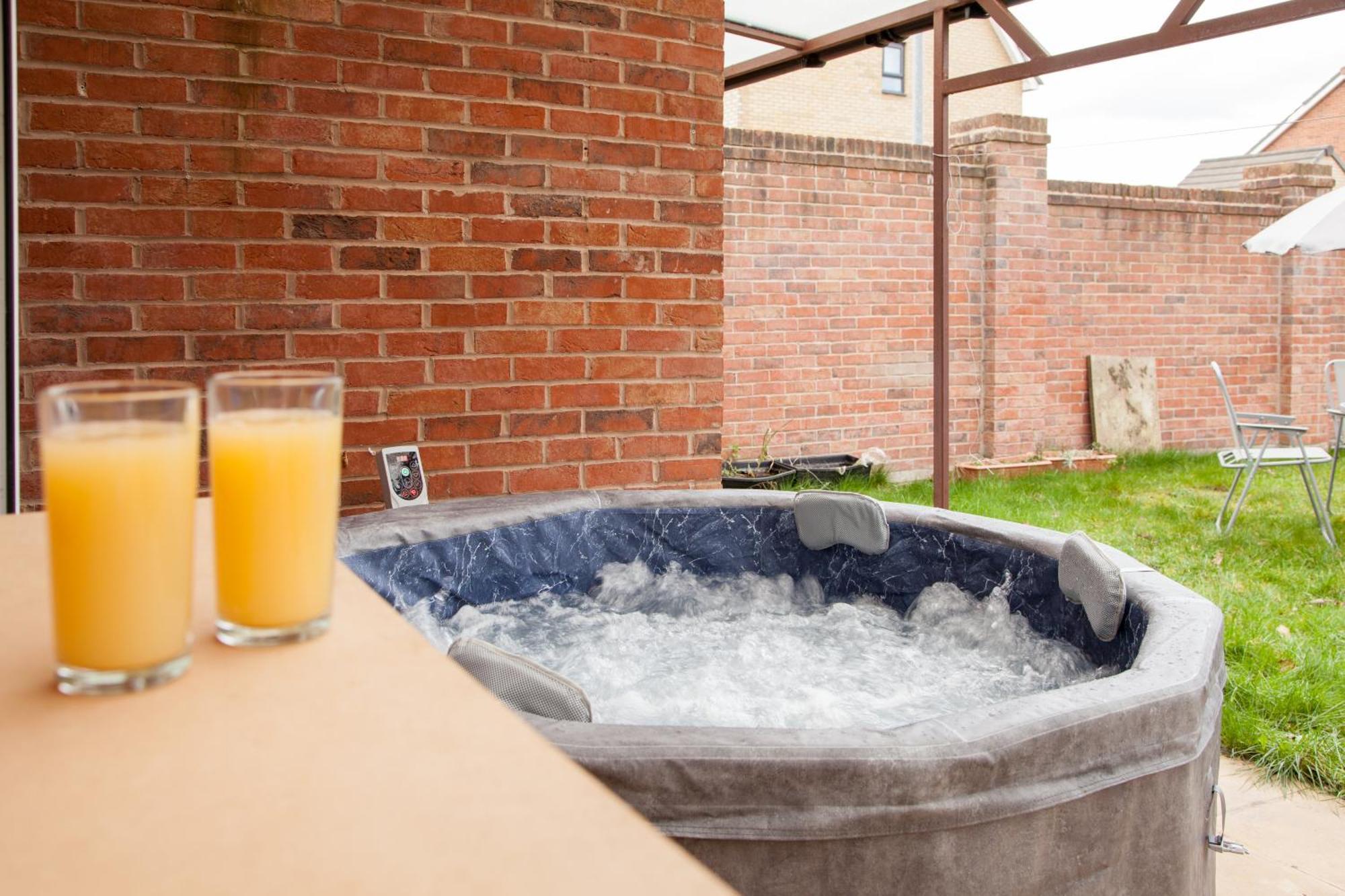 Luxe Stays-sleeps 9-hot Tub-pool Holiday home *