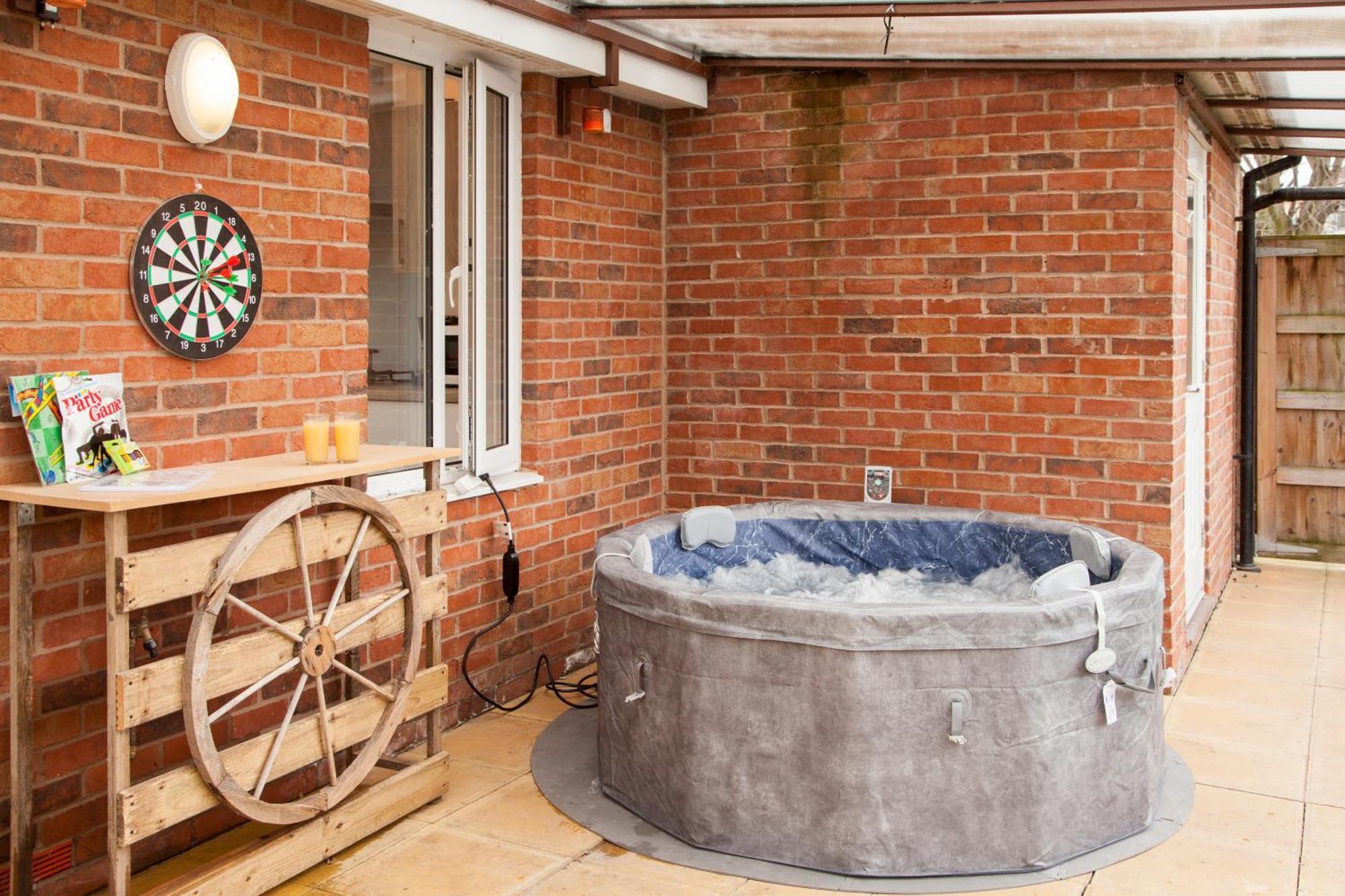 Holiday home Luxe Stays-sleeps 9-hot Tub-pool Manchester