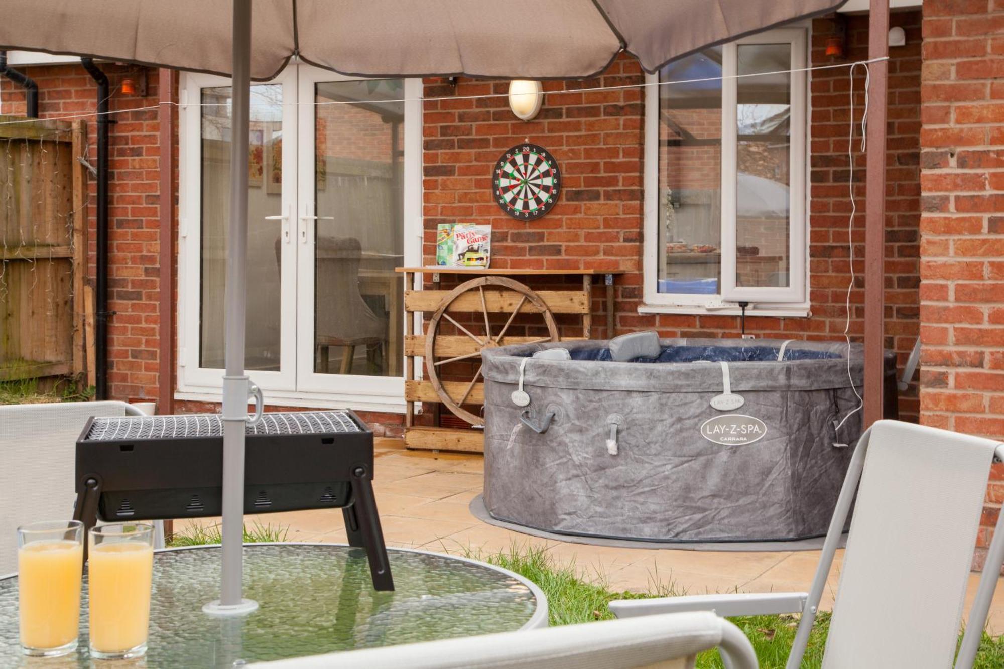 Luxe Stays-sleeps 9-hot Tub-pool Holiday home